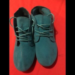 Little girl size 3 teal shoes!